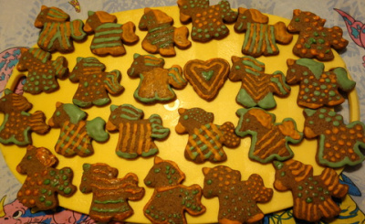 dzień pieczenia pierniczków (wszystkie lukrowane pędzelkiem, nie pisakiem :)