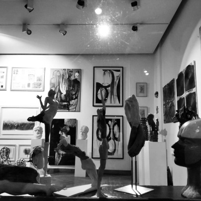 Przez szkło