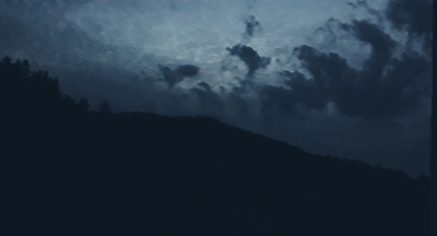 "Dalekie wybrzeża ciszy zaczynają się tuż za progiem"