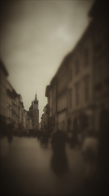 "..wśród turystów rynek tonie znów, ktoś zakrzyknął głośno, błysnął flesz... wracam po to by choć na kilka chwil zamknąć oczy i móc uwierzyć, że..."