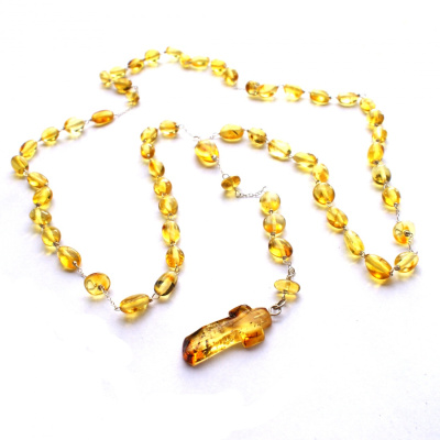 Różaniec z bursztynu z rzeźbionym krzyżykiem z bursztynu