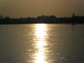 Znaczona Dniem, rzeka płynąca w promieniach słońca - Zdjęcie numer dwadzieścia dziewięć.