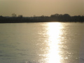 Znaczona Dniem, rzeka płynąca w promieniach słońca - Zdjęcie numer czterdzieści cztery.