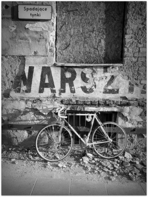 Spadające tynki na Warszawę