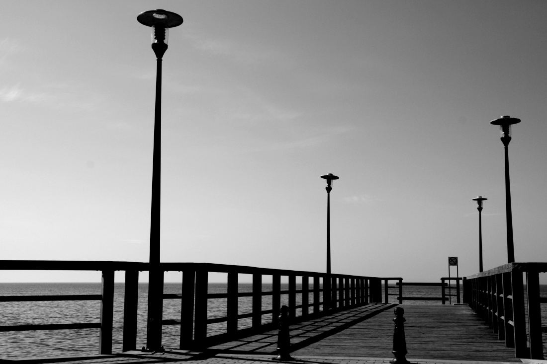 Teraz pójdę do końca molo, stanę na krawędzi i jak w Titanicu wychylę się przez barierkę rozpościerając ręce. Zamknę oczy a wiatr będzie smagał mi twarz...