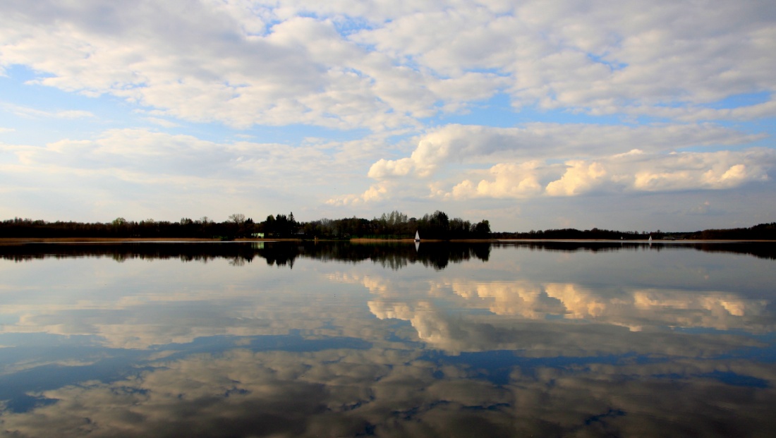 między niebem a ziemią (choć po głębszym zastanowieniu powinien brzmieć: "między niebem a niebem")