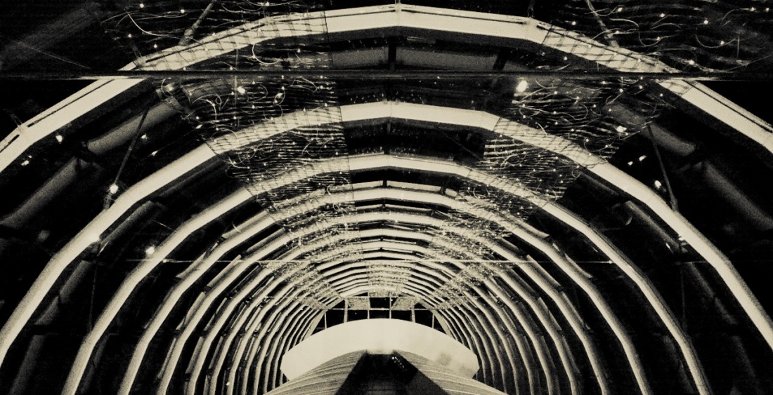 "Zaw­sze na świecie ktoś na ko­goś cze­ka, czy to na da­lekiej pus­ty­ni, czy w sa­mym środ­ku gwar­ne­go miasta. " Paulo Coelho