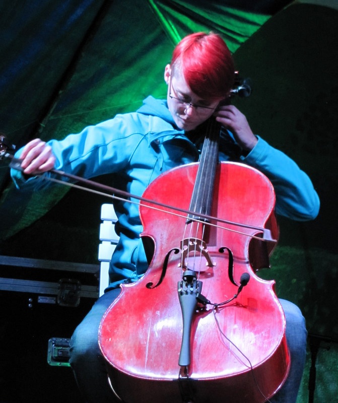 wreszcie dobrałam wiolonczelę do koloru włosów