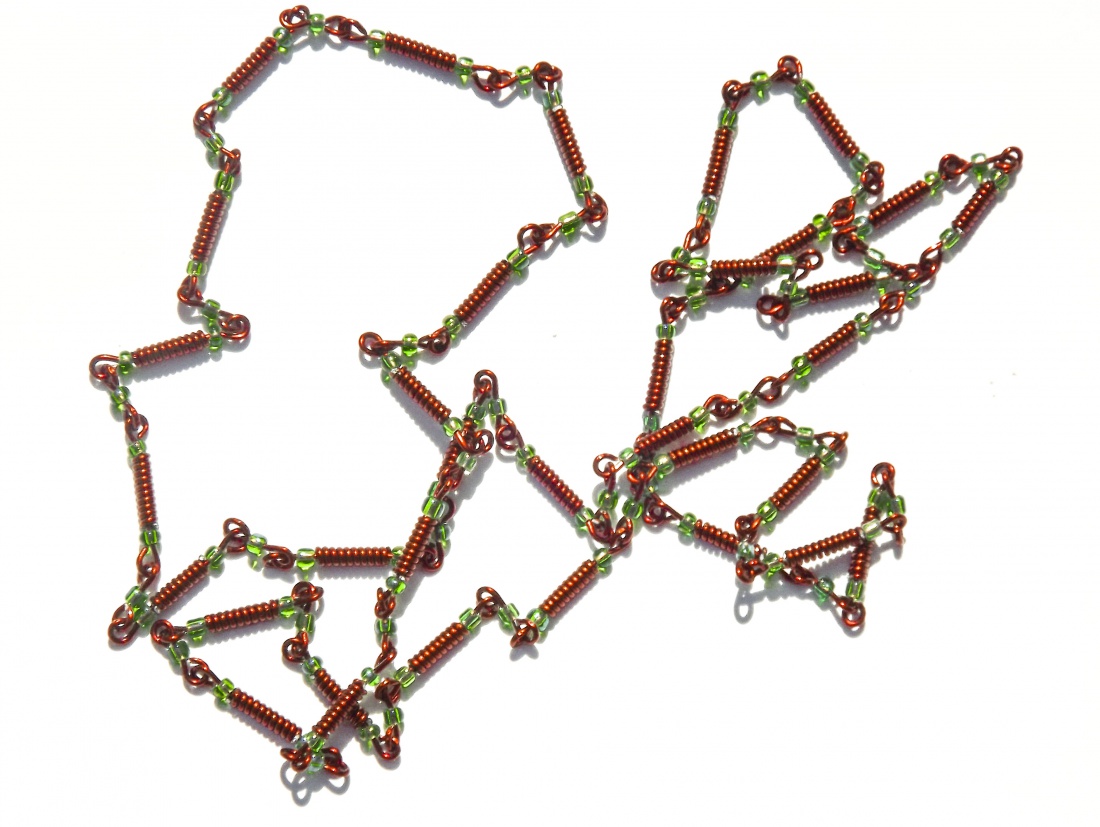 rusałka (miedziany łańcuszek z zielonymi koralikami)