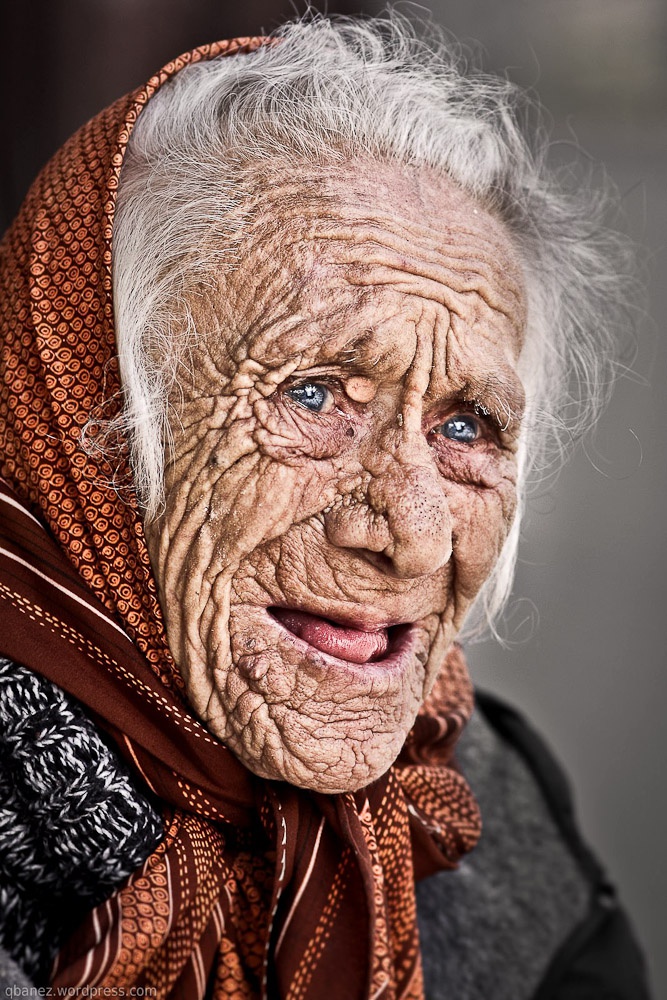 Очень зрелая бабушки. Старая морщинистая женщина. Старая морщинистая бабушка.