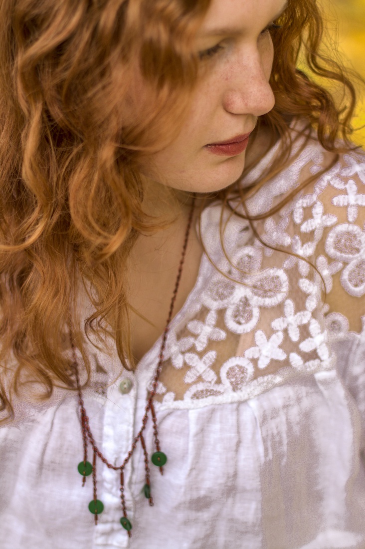 Miedziany naszyjnik, którego nie widać, bo ostrość łapie twarz Kasi :)