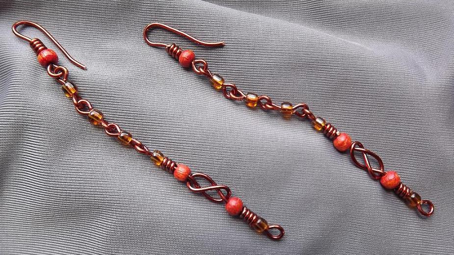 Letnie miedziane kolczyki. Składniki na przepis: miedź, miodowe koraliki, koraliki drewniane barwione.