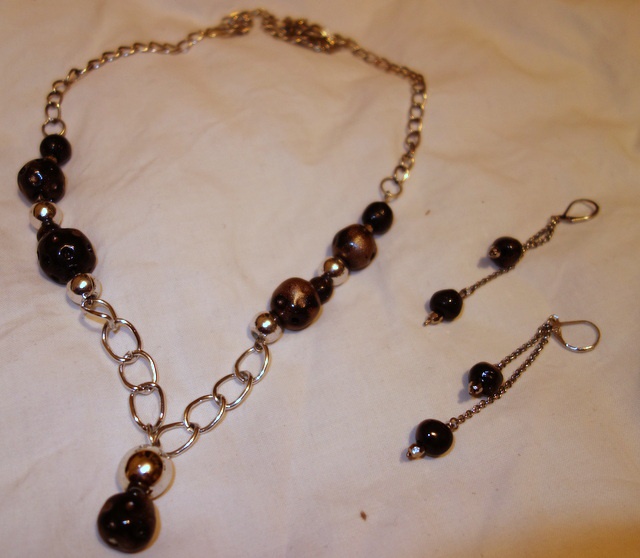 zabawa w biżut - z koralików ceramicznych własnej roboty i okazyjnie kupionych łańcuszkow