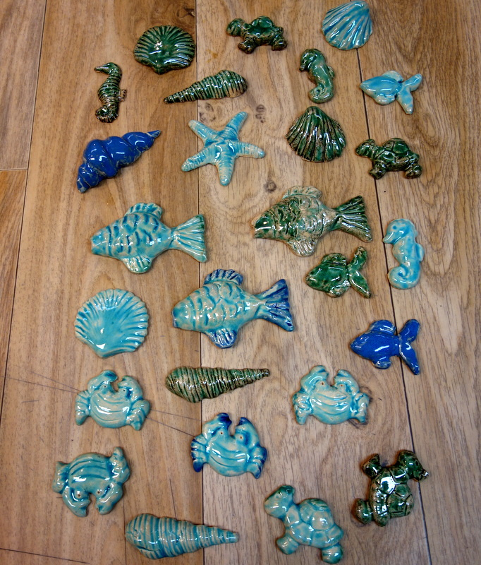 rybki do naklejenia na  ściany niebieskiej łazienki (w której znajduje się już lustro zrobione w zeszłym roku)