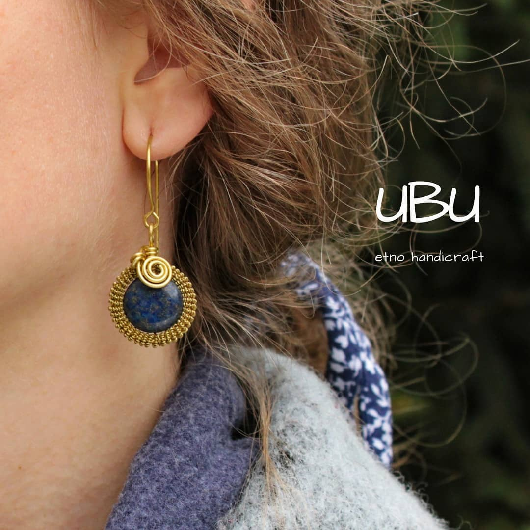 mosiężne kolczyki z lapis lazuli