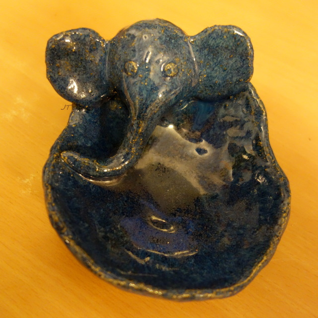 miseczka ze słoniem.. albo słoń z miseczką..