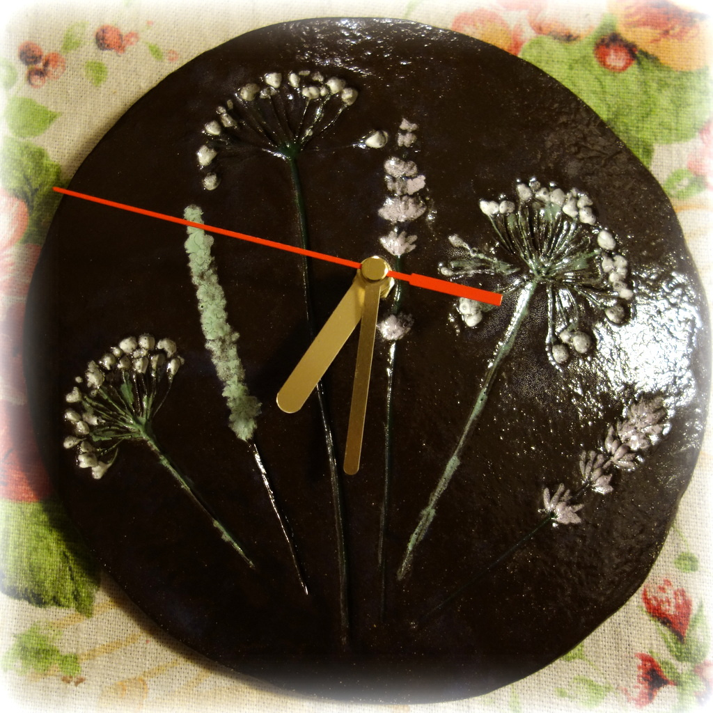 Zegar z czekoladowej gliny