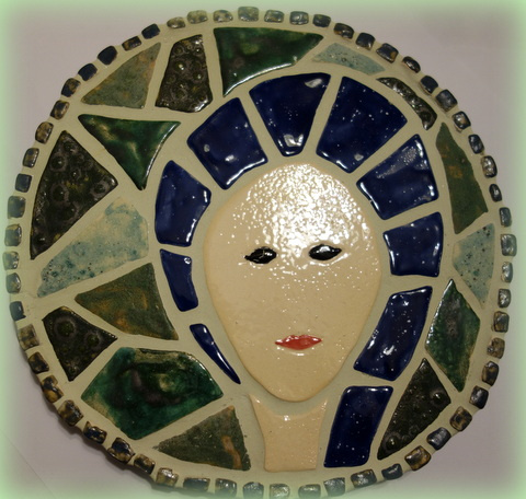 Mozaika ceramiczna "Głowa kobiety", moja druga, komponowana od środka i kolejnymi kręgami