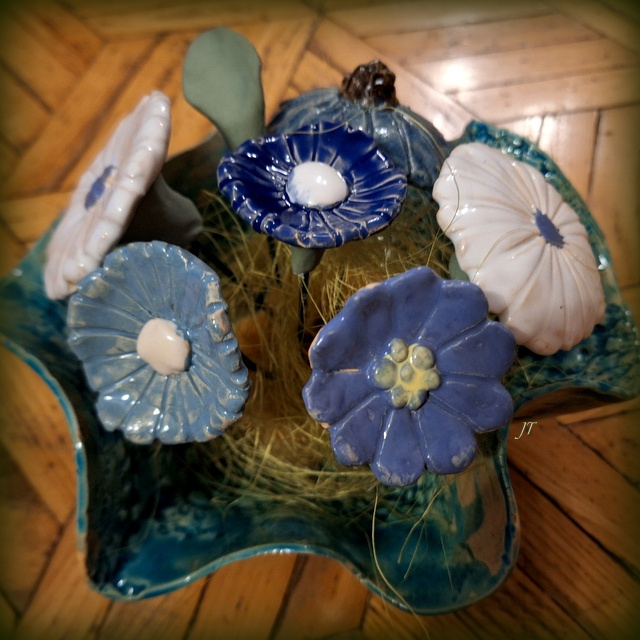 ceramiczne kwiaty w ceramicznej misce :) bukiet niebieski