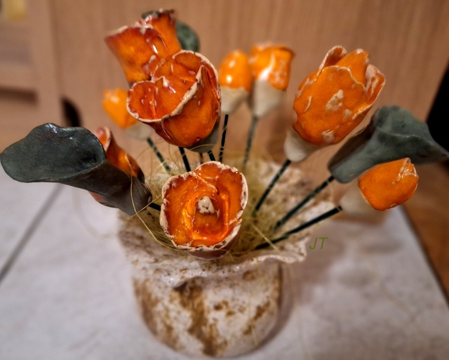 wazonik z tulipanami - ceramika