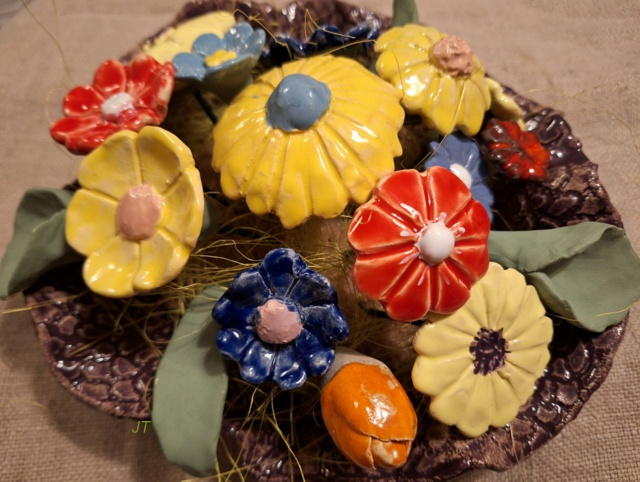 kwiaty we fioletowej misce