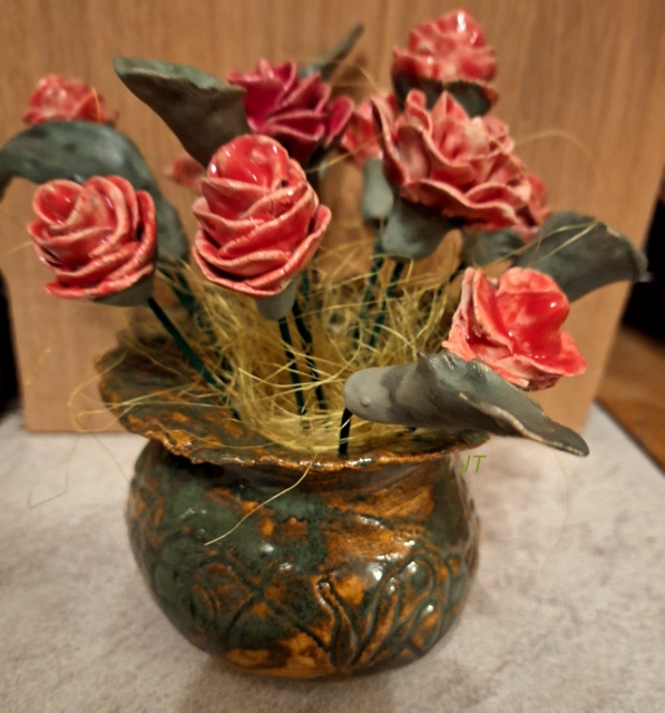 róże w wazoniku (ceramika)