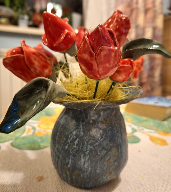 Tulipany czerwone w wazonie ceramika